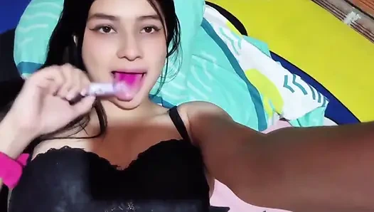 Порноактриса Yuliethgomez показывает ее вещи (настоящее домашнее видео)