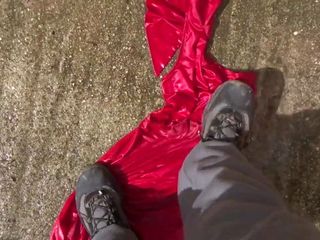 Saubere Schuhe auf rotem Kleid
