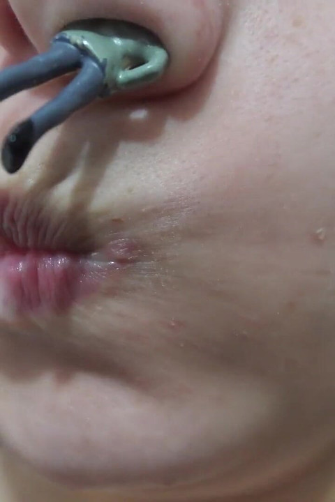 मेरी दिग्गज सौतेली बहन छोटे सौतेले भाई को सजा के रूप में अपनी नाक में डालती है और उसके साथ खेलती है