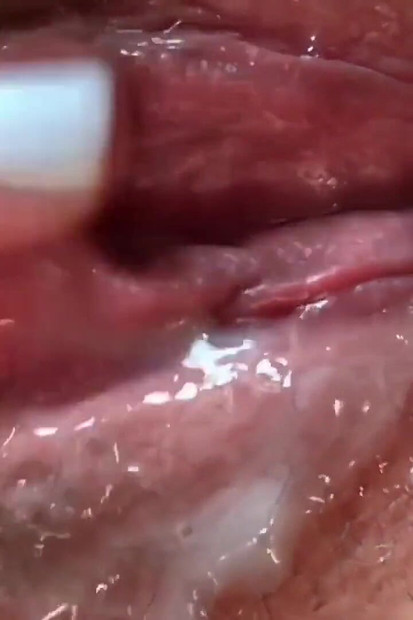 Jangan Berhenti! Terus menyentuh kelentit saya dengan batang awak! Pancutan mani pada pepek. Rakaman dekat Orgasme Pepek