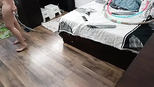 Seksi evli kadın evde çıplak egzersiz yapıyor.