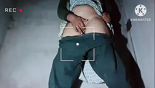 Solo burada paylaşılıyor. Seksi figürlü ateşli kız şovu başlatmak için odasında yapıyor. Yavaş dereceylebu seksi kız