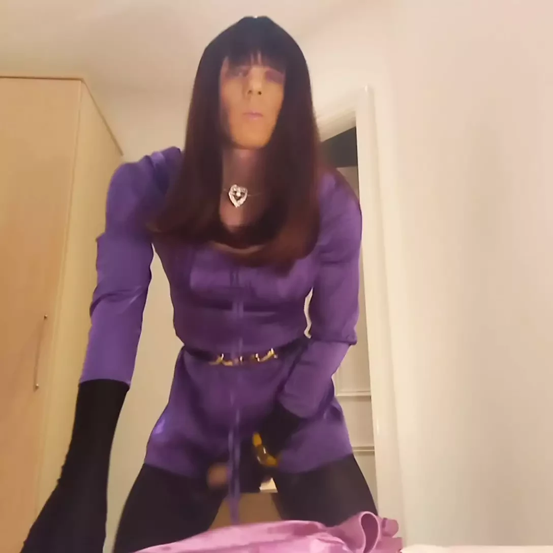 Jess Silk cavalca un dildo in abito di raso viola e giacca viola skiny con parrucca rossa