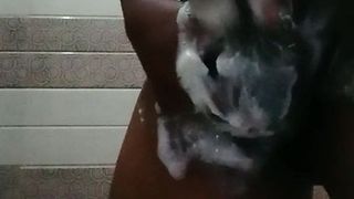 Masturbándose en baño