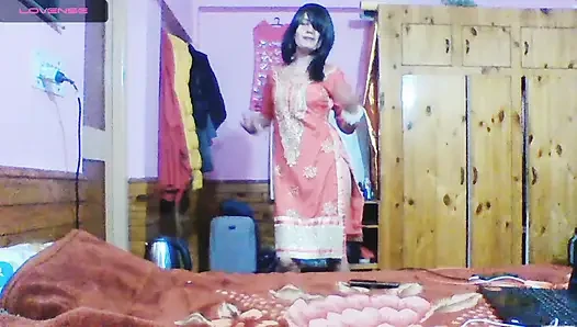 Süße auf dem Bett gibt ihrem geliebten Kerl einen Blowjob