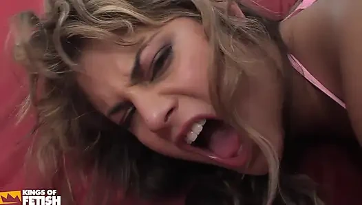 Блондинке-крошке проникают в ее пирсинговую киску и очко трое мужчин с большими членами