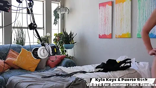 За кулисами шаловливой медсестры дрочит в VR