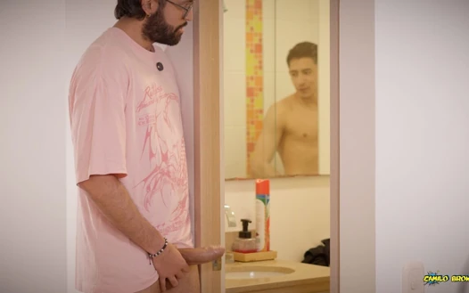Komşu kinkcravings'in suyu yok onu evimde duş alırken izliyorum, yakalanıyorum ve dölleyene kadar prezervatifsiz sikiyorum