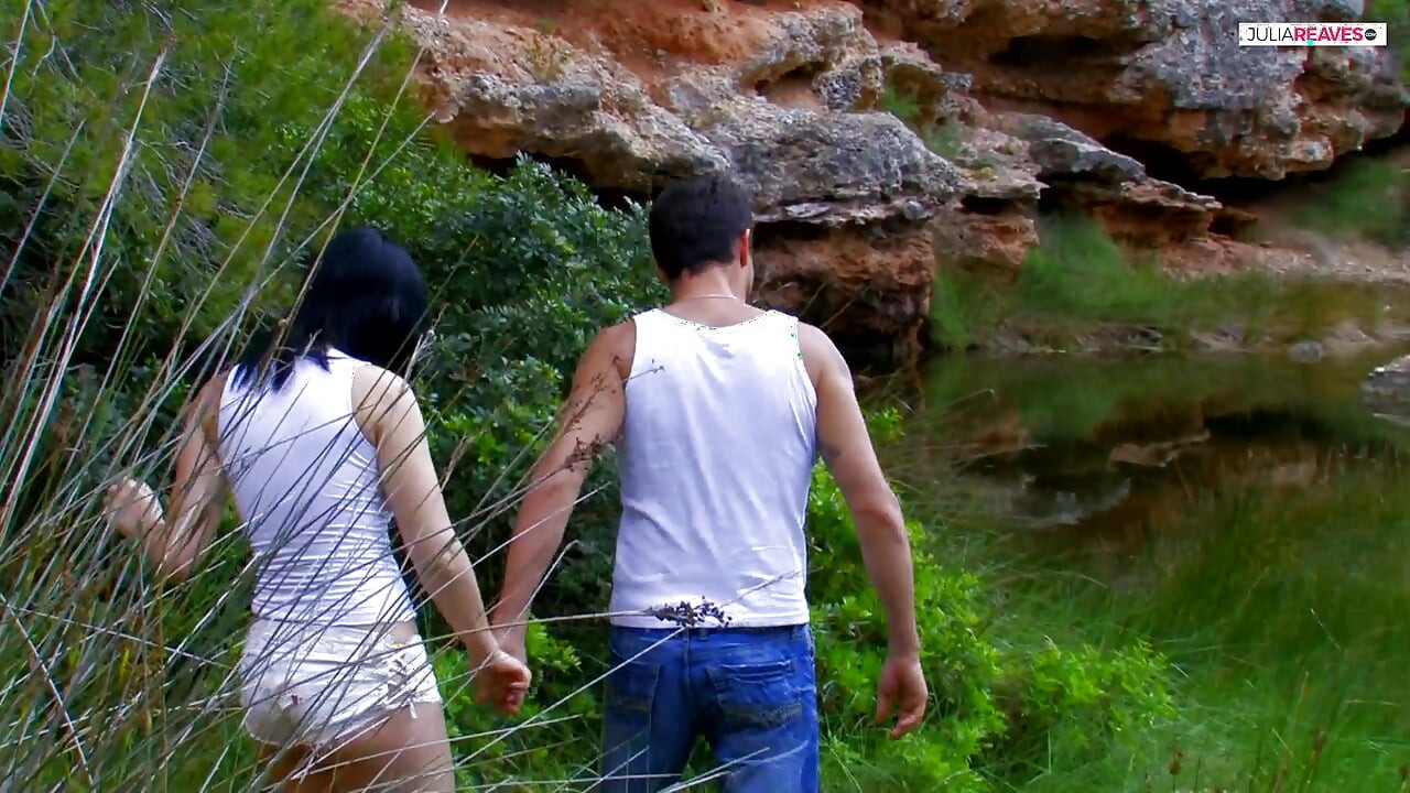 Outdoor fucking is good when you moan loudly