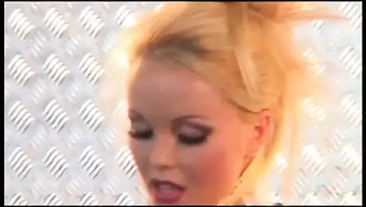 Красивые лесбиянки с большими сиськами лижут киску и играют с дилдо