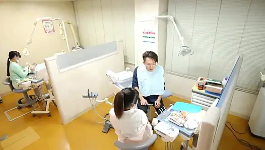 Gözlerini benimle kilitlemeye devam eden dişçi