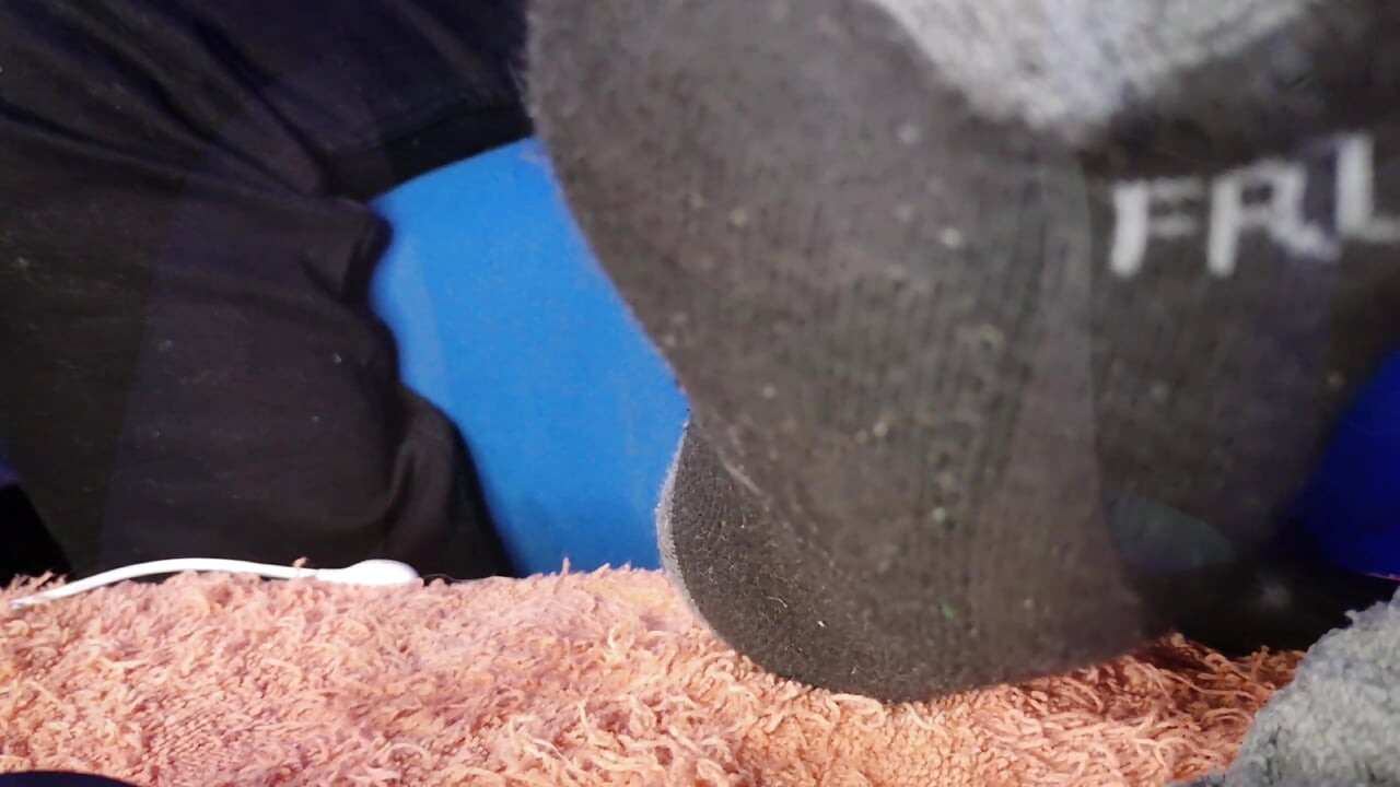 Menempatkan lotion di kaki ayah