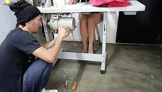 Pumpende nähmaschine tritt in unterwäsche, während ein mann es repariert