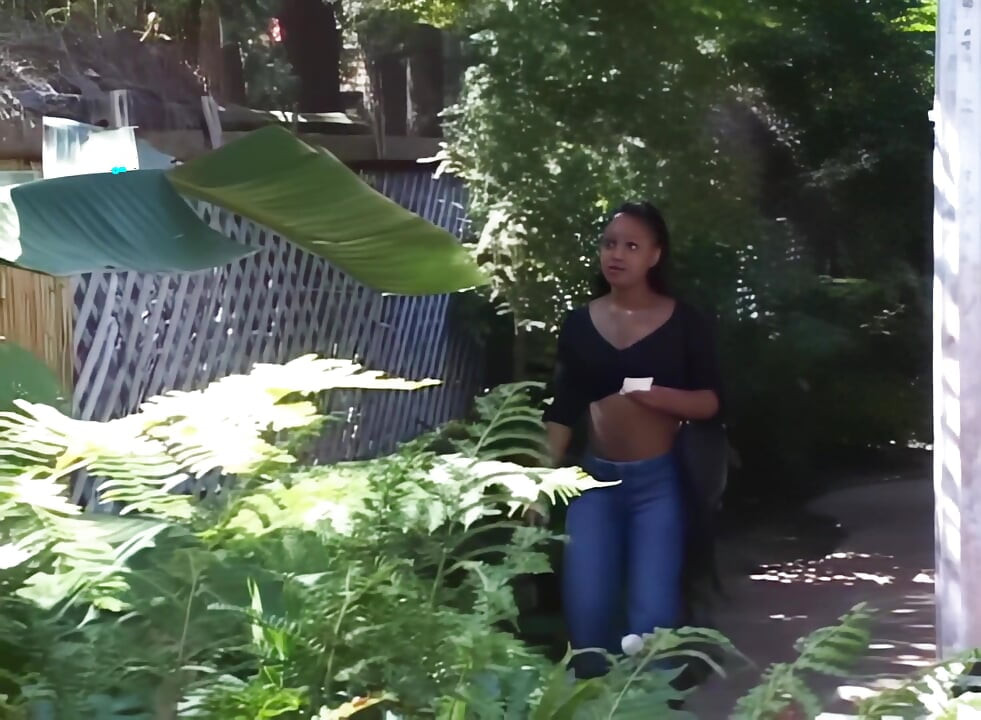 Perempuan jalang hitam menjerit pada zakar raksasa hitam