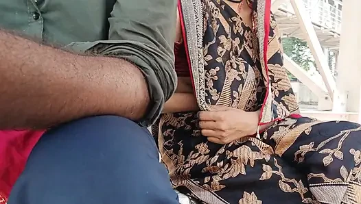railway station par bhabhi ko sex chda