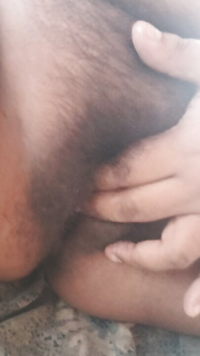 Perempuan chubby menyentuh pepek berbulu dia