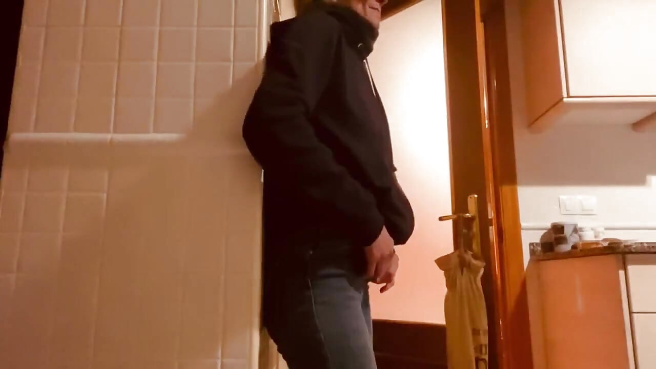 Horny Wife Eating Pussy in Kitchen, Horny, Against the Column I Put Him on His Knees to Suck Sweet Pussy