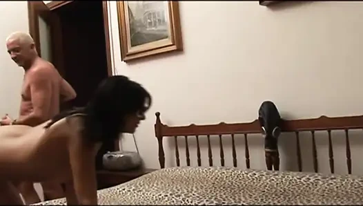 MILF mit kleinen titten und großen nippeln gefickt und abspritzen ins gesicht