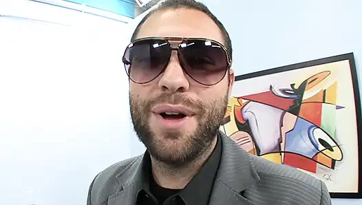 Büyük memeli esmer sert yarak düşkünü sikiliyor