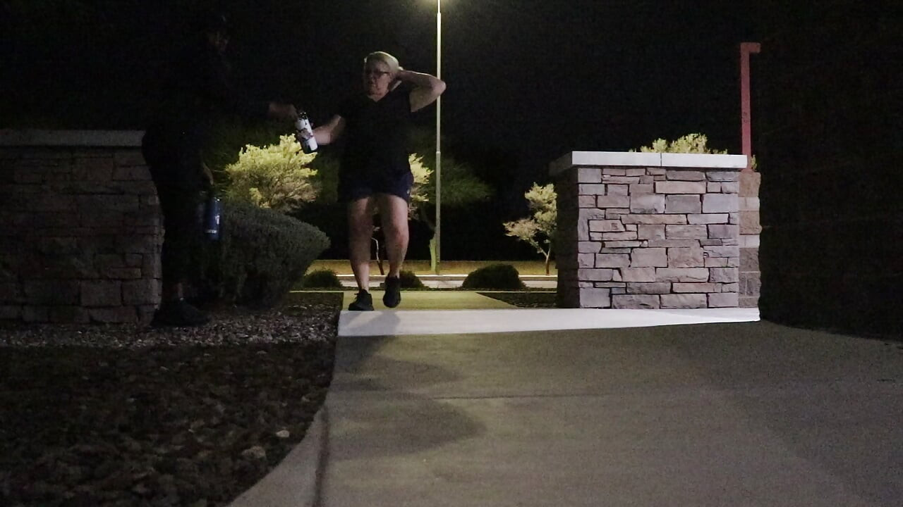 Товста дружина-товстушка роздягається і кидає цю дупу назад на публіці! Badblondiemonroe