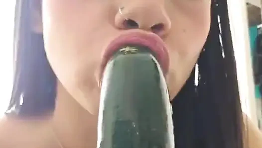 Mit einer köstlichen Gurke spielen