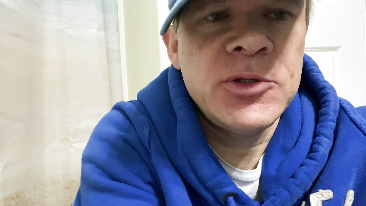 Seksowny Crossdresser mówi brudną macochę podczas jazdy dildo