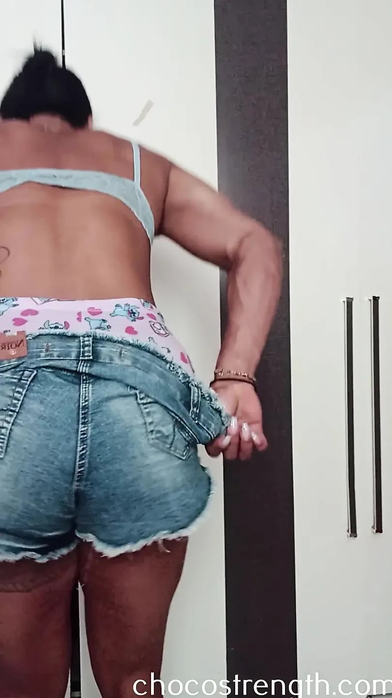 Don't be scared and feel mommy's muscles