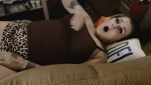 Yorgun orta yaşlı seksi kadın kanepede esniyor