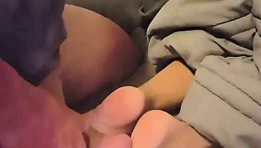 Aku dikasih kejutan untuk ngentot kaki pacarku dengan kontol besar ini!