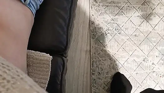 Массаж задницы и трах киски пальцами в джинсах крупным планом