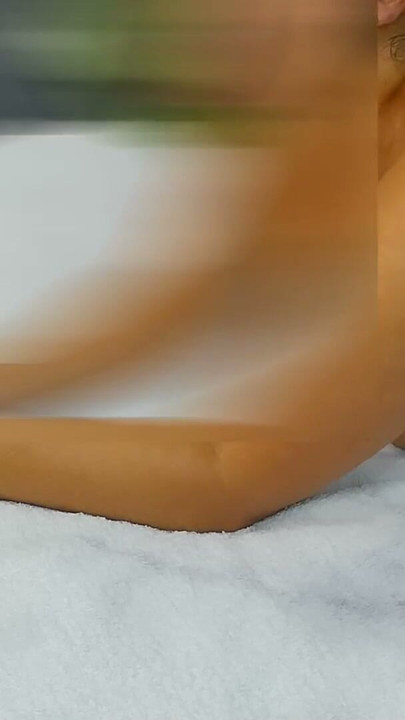 마사지실에 애널 따먹히는 섹시하고 흥분한 라틴계 여자 | 클립 1