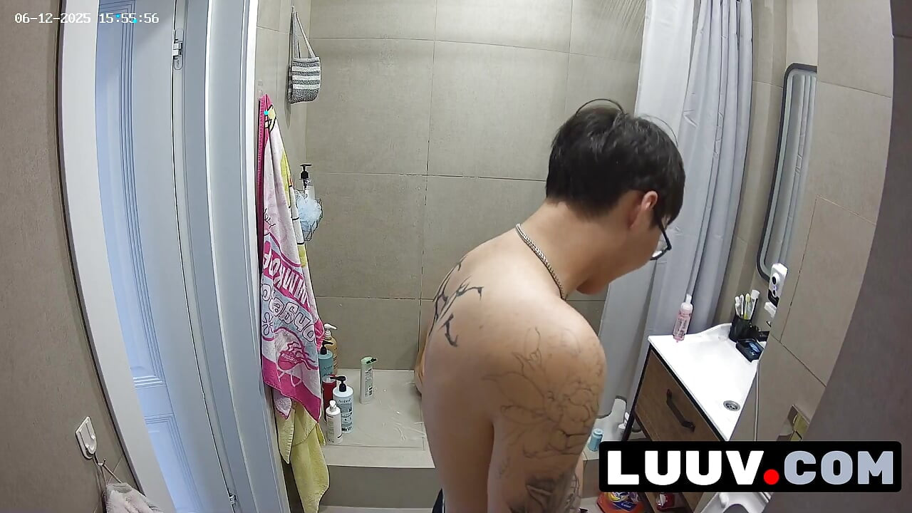 LUUV. A gyönyörű Grossy kamerán borotválja a lábát a zuhany alatt