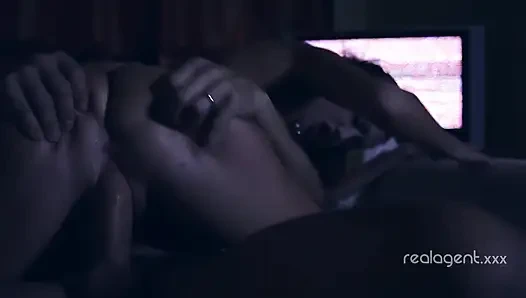 Cewek nakal nyepong kontol panjang di malam hari dan wajahnya dicrot sperma