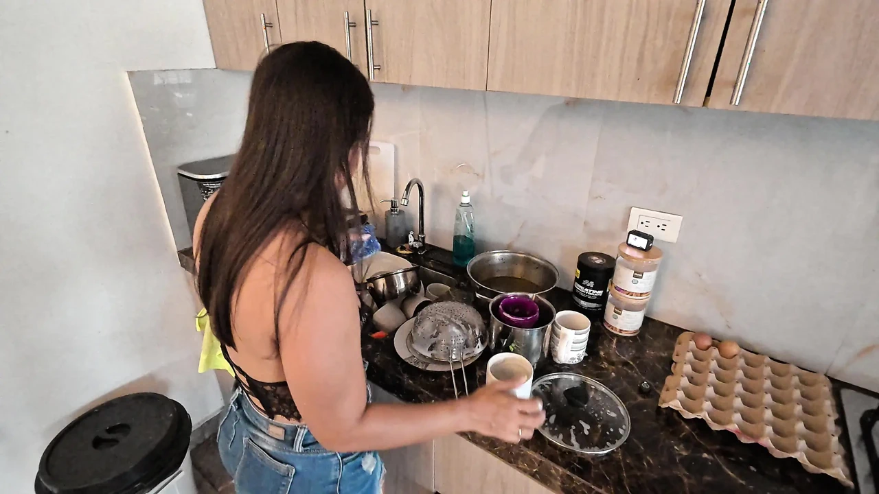 STEPMOM WANTS TO FUCK IN THE KITCHEN CUMSHOT IN MOUTH