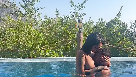 Havuzdaki Kocama Karşı Sadakatsiz Olmak, Büyük Penis Komşu Yasmina Khan