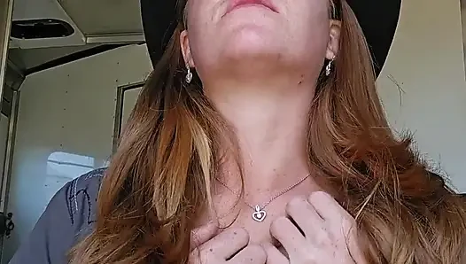 Kızıl saçlı büyük tıkaçla her yere fışkırtarak götünü ve amcığını sikiyor