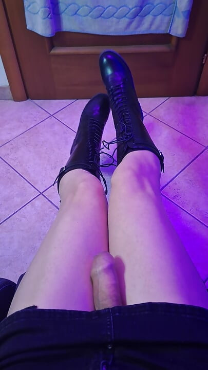 Curvă efeminată labă cu ejaculare în cizme