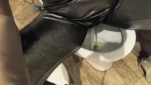 Порванный блестящий нейлоновый комбинезон в ванной. Подчистка спермы, грязные танцы и писсинг-игра