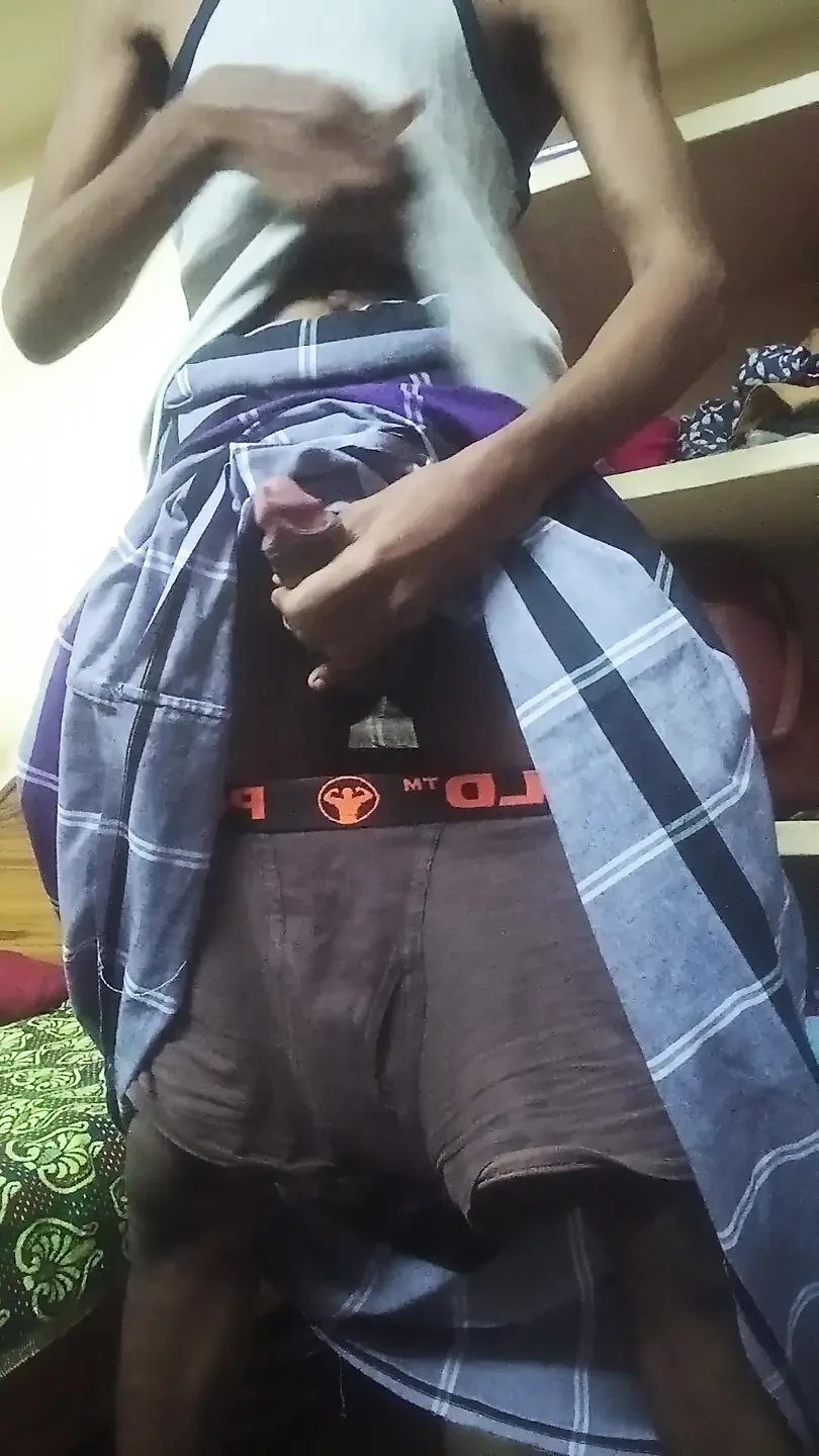 Desi lungi teen boy musterbation cumshot in home!
