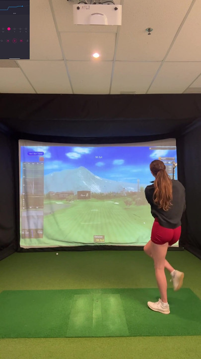 Tentando jogar golfe em um simulador com My Lush! Tentando não gozar enquanto eu balanço!