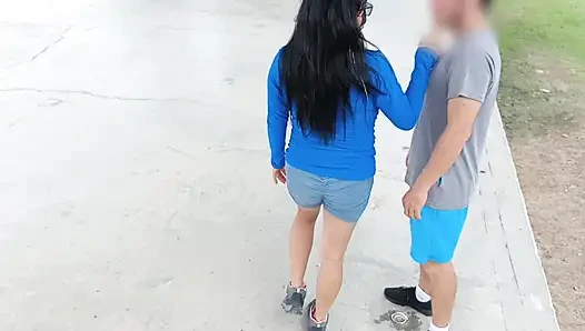 Спортивный мужчина находит незнакомца в парке и приглашает ее к себе домой, чтобы сделать извращенные вещи.