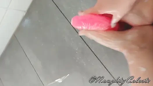 Dildo-footjob in der dusche mit seife