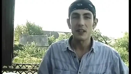 Dewasa pirang berbulu diludahi di threesome