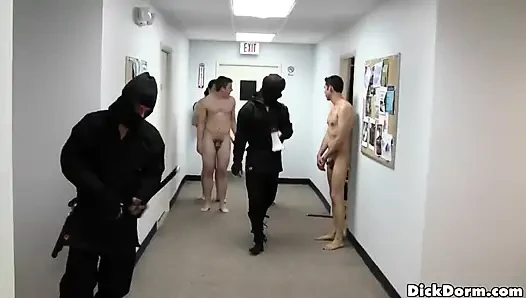 Reality Dudes - bu kardeşlik evi başlama seansı gördüğümüz en iyilerden biri