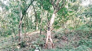Wysocy seksowni mężczyźni chodzą nago w lesie