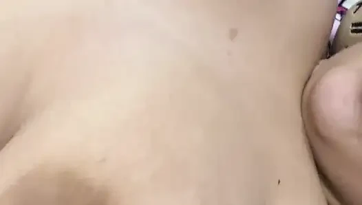 Sie wippte meine riesigen Brüste und massierte sie sehr lecker
