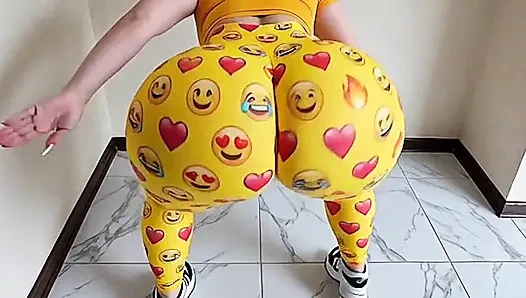 Pantat besar dalam legging emoji memantul