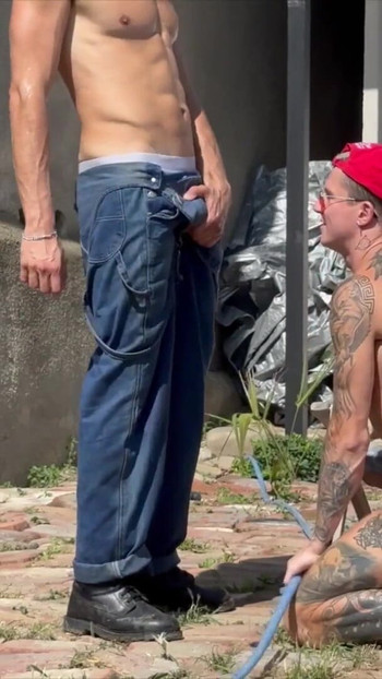 セクシーな庭師がブランコに乗った巨大なペニスでトゥインクとセックスし、何度もイッた |クリップ1