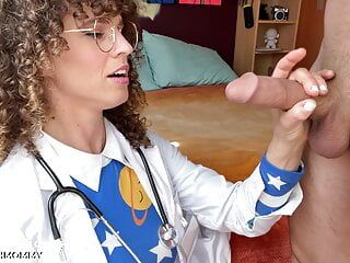 Médico judeu adora sua circuncisão com vibe-mamãe