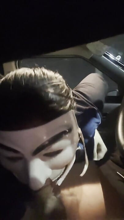 車の中でチンコを持ち上げてしゃぶる